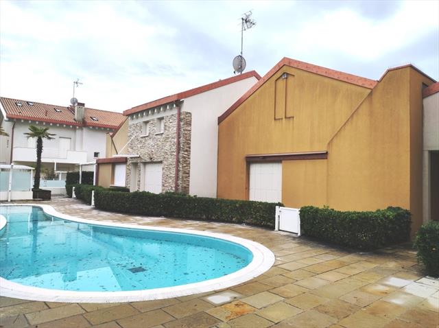 LIDO DI JESOLO - VILLETTA A SCHIERA SU DUE PIANI CON SCOPERTO PRIVATO E PISCINA