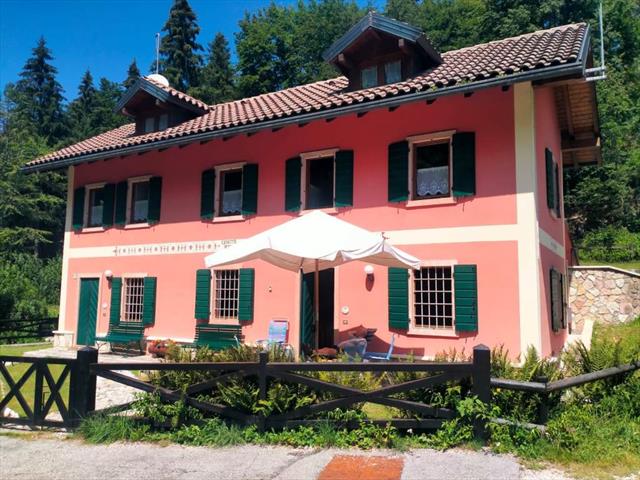 CESUNA - PORZIONE DI BIFAMIGLIARE - DOPPIO LIVELLO - IMMERSA NEL BOSCO - 4/6 POSTI LETTO